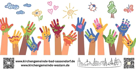 Begleitfoto zur Familienkirche mit hochgestreckten Händen, die farbig mit Gesichtern und anderen bunten Gegenständen bemalt sind